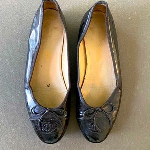CHANEL
Patent CC Cap Toe Ballerina Flats 7 Black